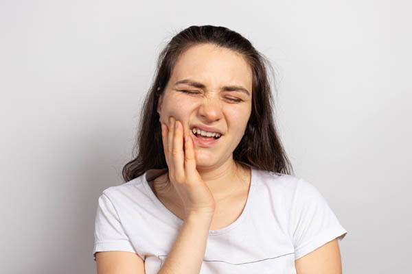 Dealing With A Broken Tooth: Tips From An Emergency Dentist